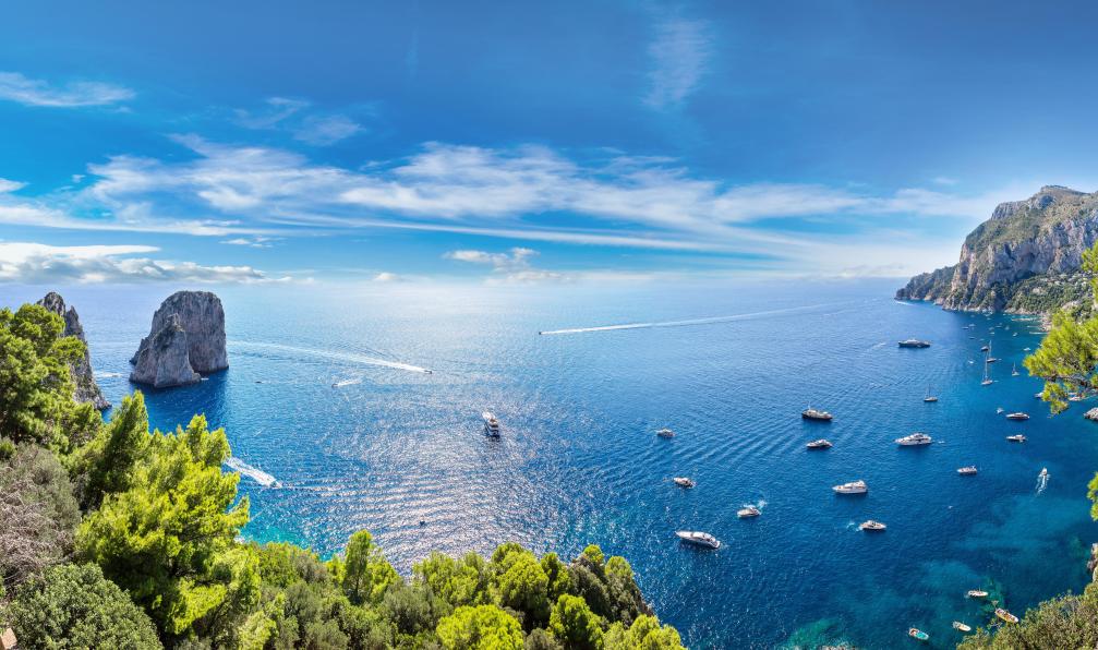 Sergii Figurnyi - Adobe Stock - Panorama de la baie de Capri, Italie - Pompéi, Capri et Côte Amalfitaine italie-du-sud-randonnee-cote-amalfitaine