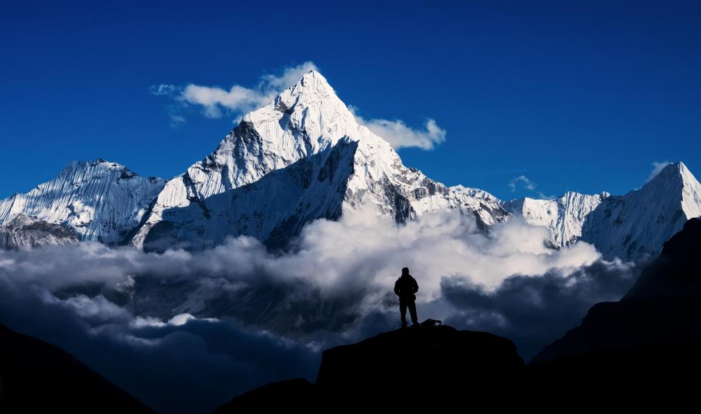 Easyturn - Istock - silhouette d'un randonneur devant le Mont Everest;Népal - Trek au pied de l'Everest sur mesure everest-khumbu-ascension-kala-pattar