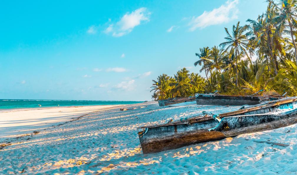 Haider - Adobe stock - Plage de Diani, sable fin, mer turquoise et palmiers, bateau traditionnel, Kenya - Safari kenyan et plages de sable blanc kenya-safari-en-terre-masai