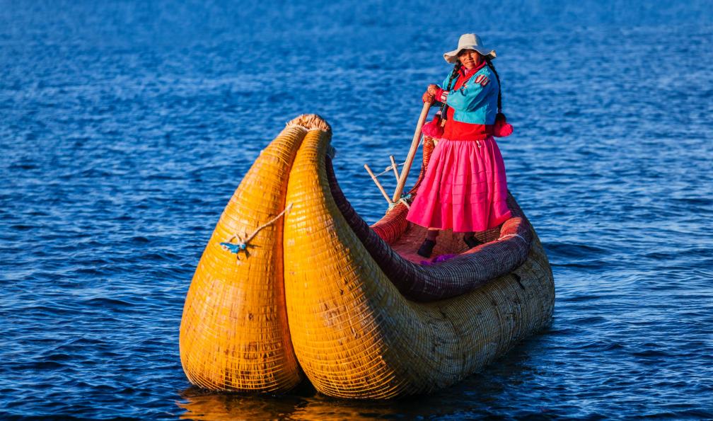 Istock - Femme sur une barque en roseau, îles Uros, lac Titicaca, Pérou. - Contrastes péruviens : de Nazca au Machu Picchu perou-circuit-perou