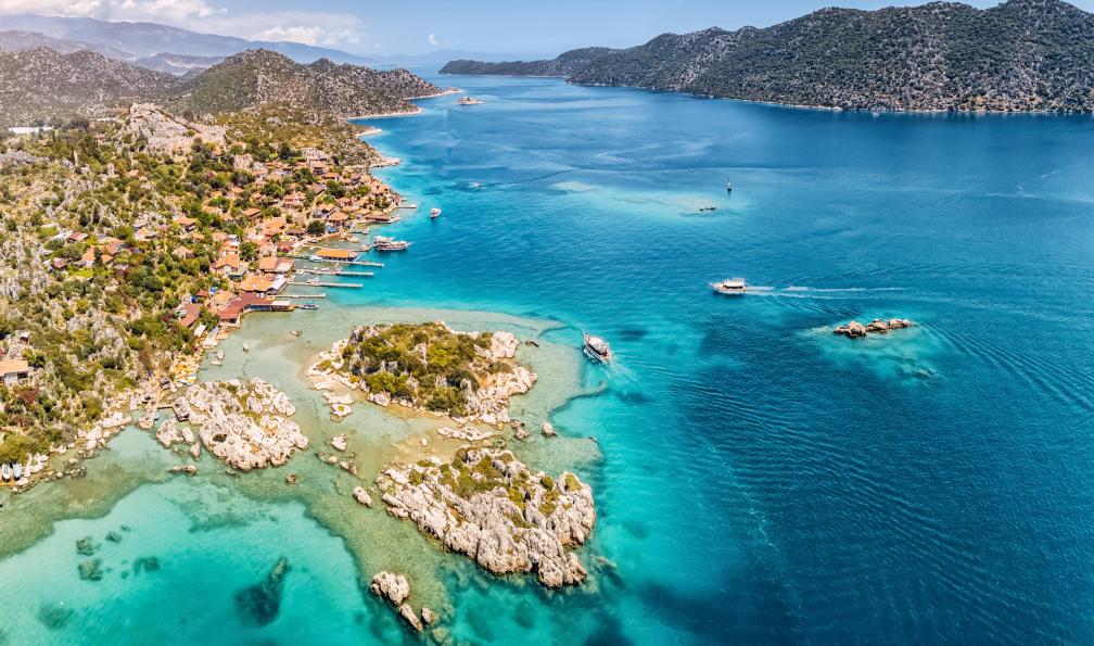EdNurg - Adobe stock - Vue aérienne du château de Simena et du village de pêcheurs de Kaleucagiz et de la ville engloutie de Kekova, Turquie - La voie lycienne turquie-voie-lycienne