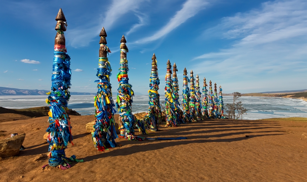 Kirzaa - Istock - Pôles de chaman de serge sur l'île d'Olkhon;Russie - Esprits et dieux du Baïkal russie-trek-baikal