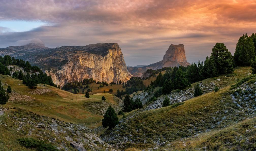 Jonathan - 202539399 - Adobe stock - Panorama avec le Mont Aiguille (2086m), Vercors, France - Vercors, mont Aiguille et trésors du Diois alpes-francaises-randonnee-drome