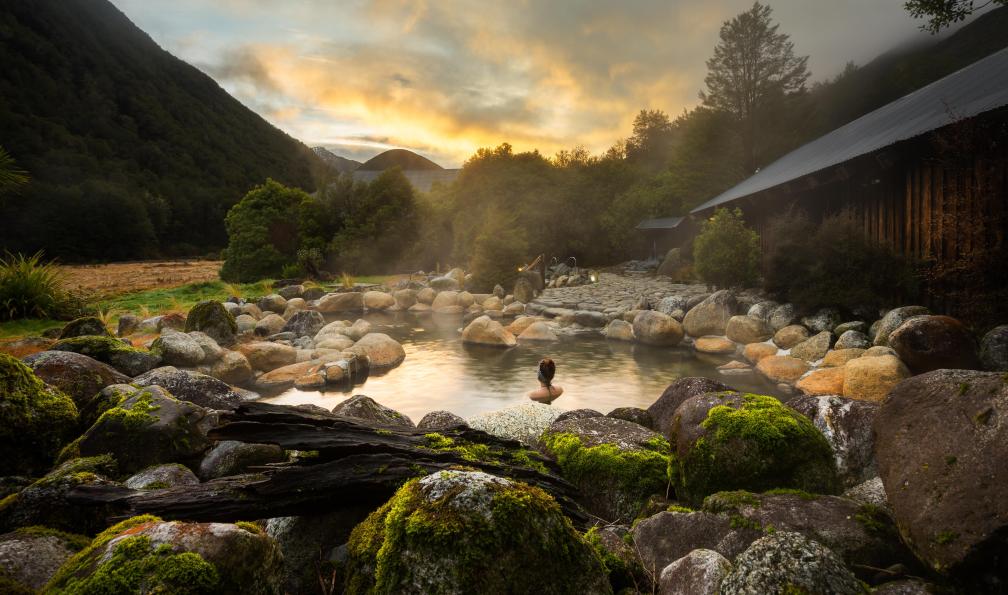 naruedom - stock.adobe.com - Personnes profitant des sources chaudes de Maruia, Nouvelle-Zélande - Nouvelle-Zélande, fjords et volcans à mon rythme nouvelle-zelande-circuit-nouvelle-zelande