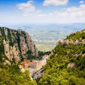 © Satilda - Istock - Vue aérienne du monastère de Montserrat, Catalogne, Espagne. randonnée barcelone