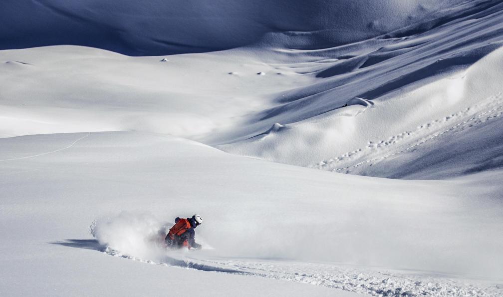 Marcin - Wiklik - Istock - Skieur dans la poudreuse, freeride;France - Le meilleur du Queyras à ski alpes-francaises-ski-de-rando-queyras
