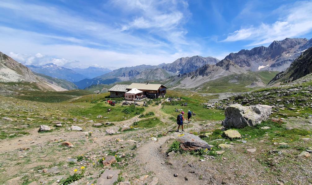 Garioud - Nadège - Adobe stock - Randonneurs arrivant au refuge du Thabor, Cerces, Alpes, France - GTA : de Chamonix à Briançon alpes-francaises-traversee-des-alpes