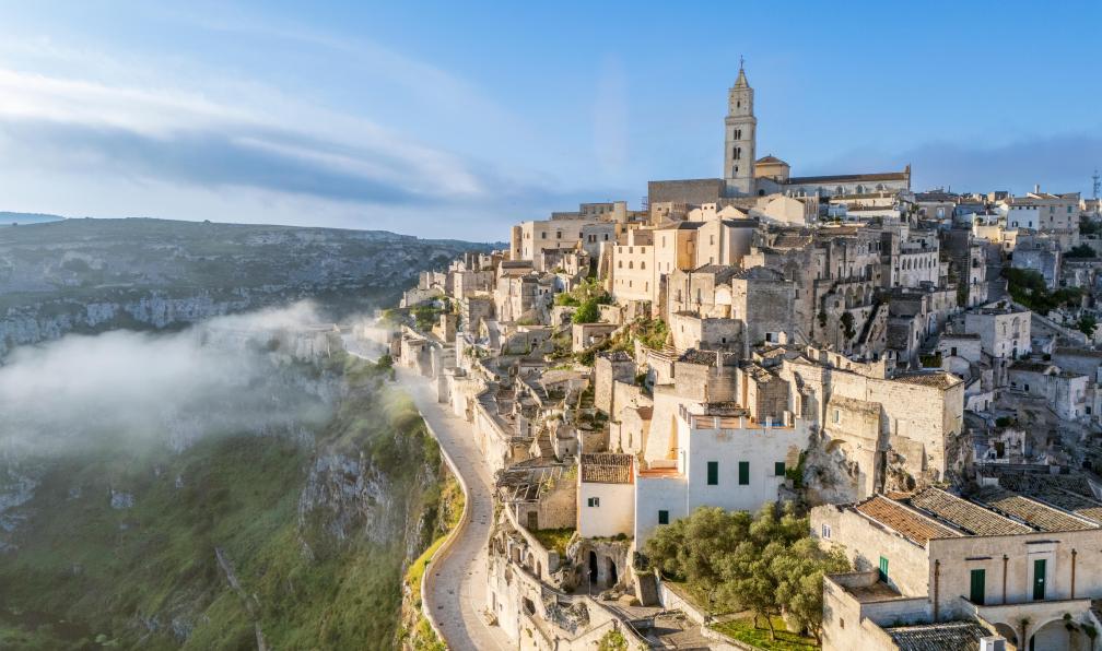 Earth Pixel LLC. - stock.adobe.com - Vue aérienne de la ville de Sassi de Matera, vieille ville taillée dans les rochers, Pouilles, Italie - Charme des Pouilles, entre mer et civilisation italie-du-sud-decouverte-des-pouilles