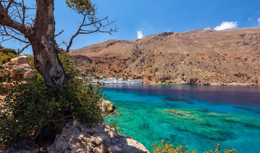 Istock - Village de Loutro, Crète, Grèce. - La Crète, montagnes blanches et mer émeraude crete-randonnee-gorges-de-samaria