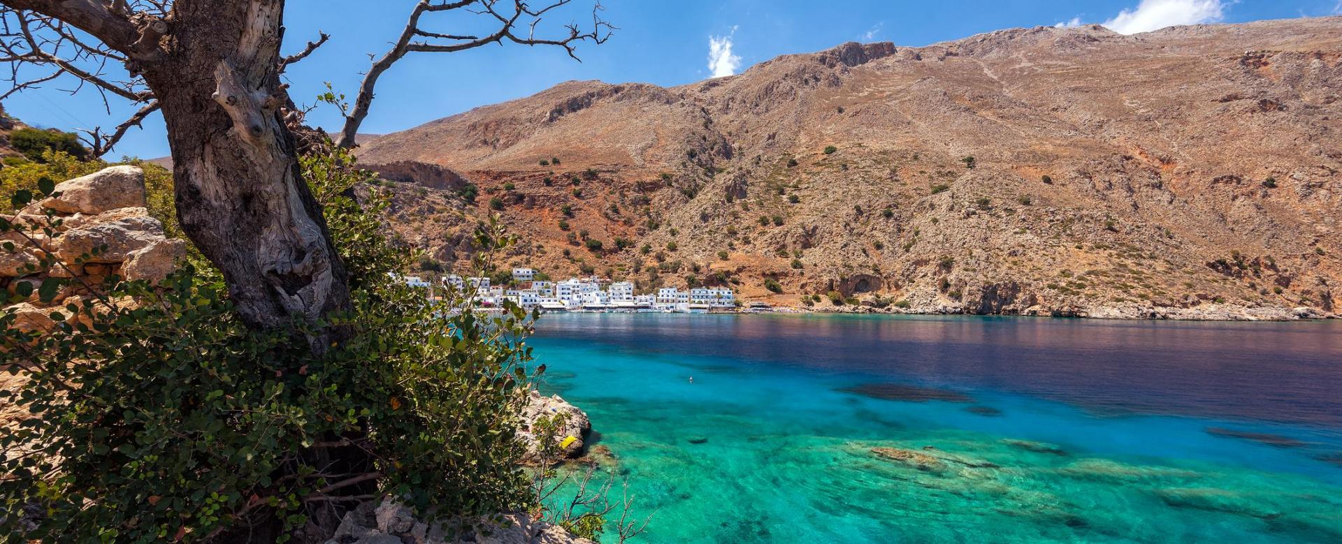 la-crete-montagnes-blanches-et-mer-emeraude