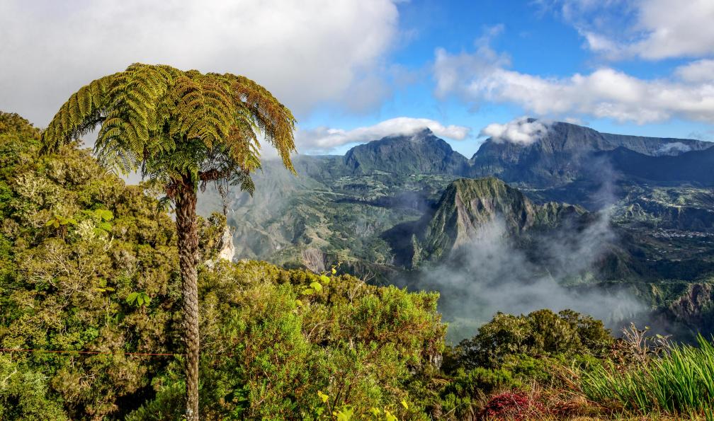 bjul - shutterstock - Cirque de Cilaos, île de la Réunion - Les incontournables de La Réunion la-reunion-randonnee-piton-des-neiges
