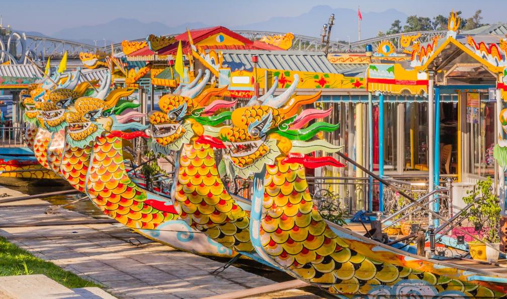 Gargolas - istock - Bateaux en forme de dragon à Hué, Vietnam - Vietnam, pays du dragon vietnam-randonnee-dans-le-delta-du-mekong