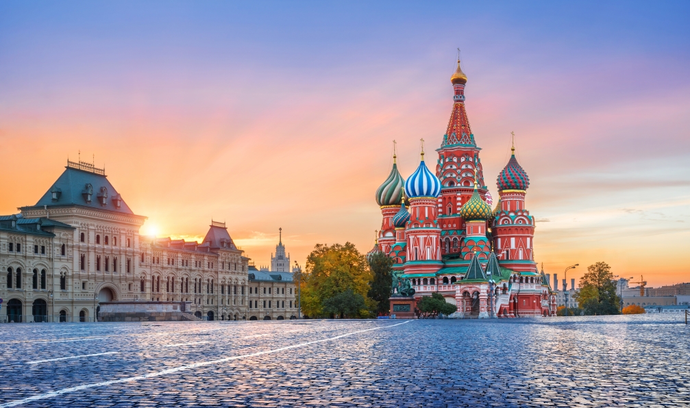yulenochekk - Istock - Cathédrale Saint-Basile à Moscou durant les premiers rayons du soleil;Russie - L'Anneau d'Or, de Moscou à Saint-Pétersbourg russie-voyage-decouverte-moscou-saint-petersbourg-