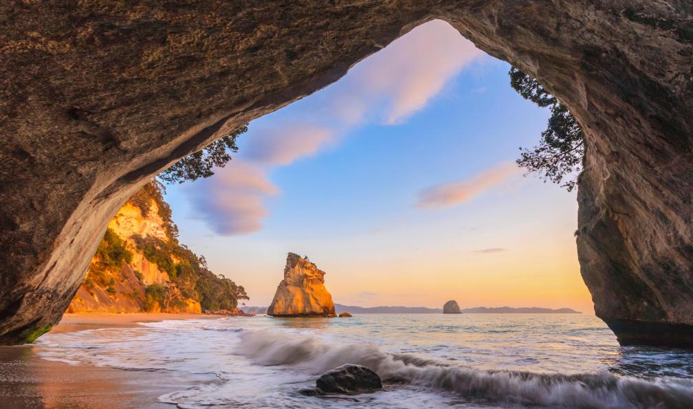 McKie - Colin & Linda - stock.adobe.com - Cathedral Cove à l'aube, Coromandel, Nouvelle-Zélande - Mon Road Trip dans le Pacifique nouvelle-zelande-circuit-nouvelle-zelande