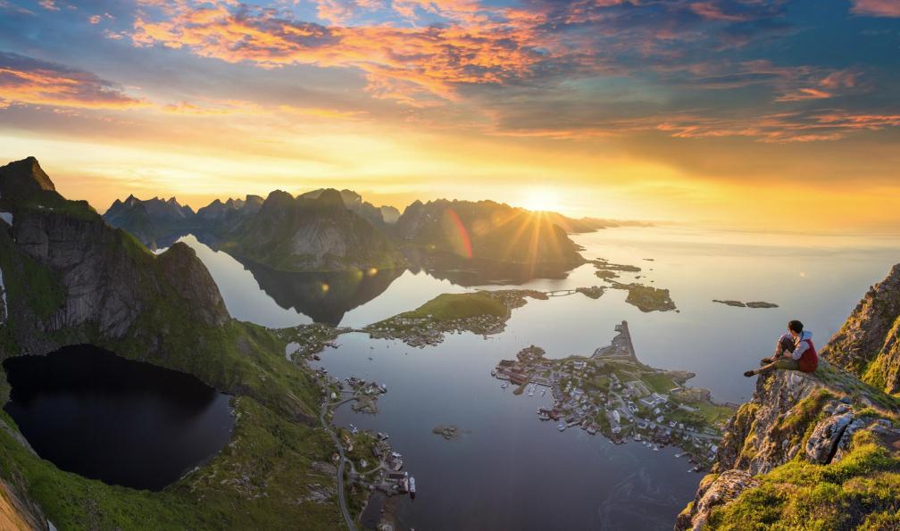primeimages - istock - Vue panoramique sur les îles Lofoten au coucher du soleil, Norvège - Balade en Lofoten lofoten-les-iles-lofoten-oslo-et-bergen