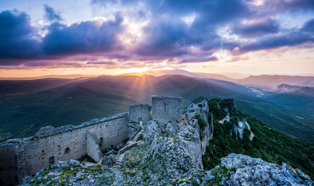 garethkirklandphotogrphy - Istock - Châteaux Peyrepertuse à l'aube;France - Randonnée au pays cathare pyrenees-randonnee-chateaux-cathares