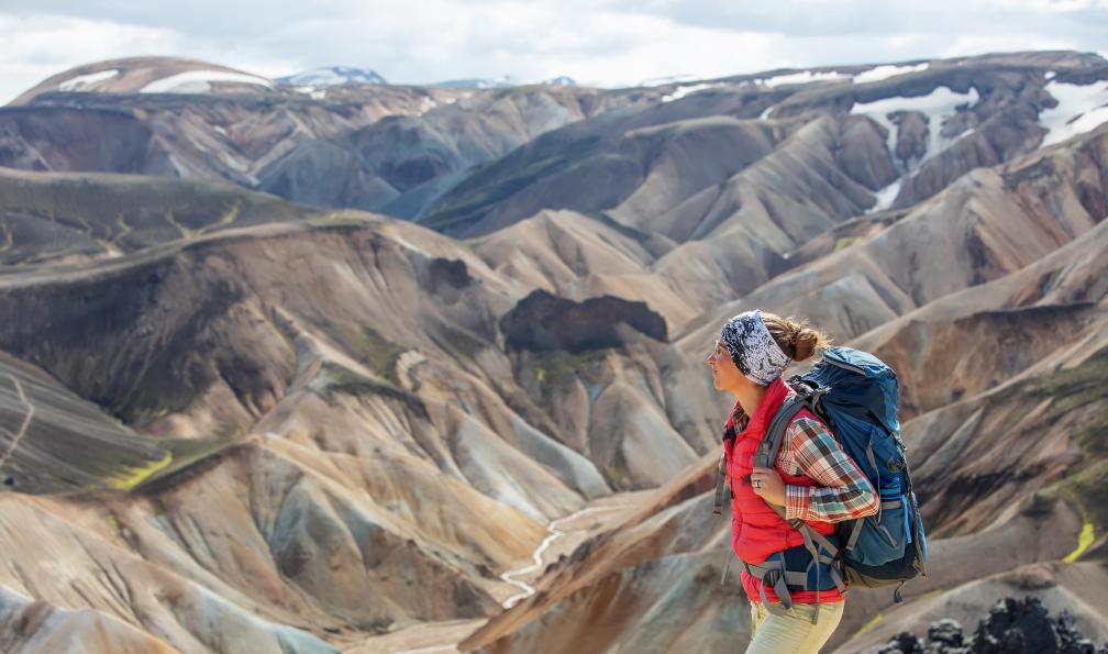Maygutyak - Adobe stock - Randonneuse admirant le Landmannalaugar, Islande - Le trek de Landmannalaugar islande-trekking-landmannalaugar
