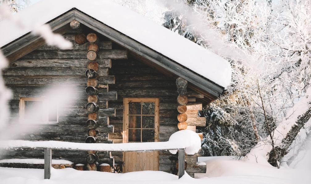 Chalet en bois sous la neige, V060, Laponie, Finlande. confort