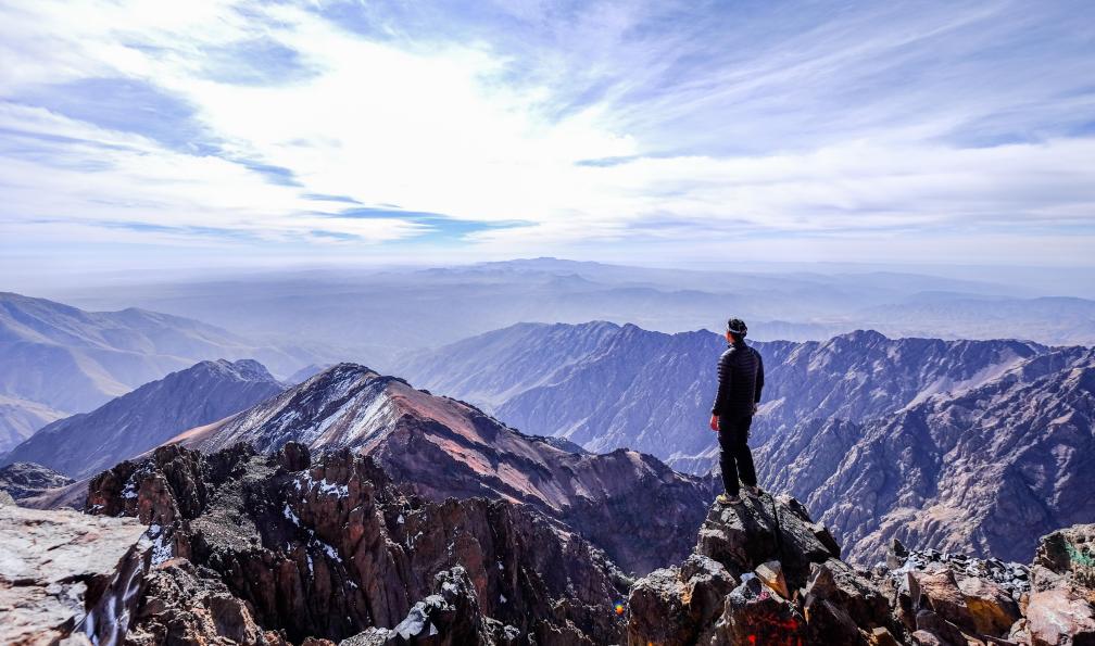 intotheworldmap - Shutterstock - Marcheur au sommet du Toubkal admirant la vue; Maroc - Le Toubkal tranquille atlas-randonnee-au-toubkal
