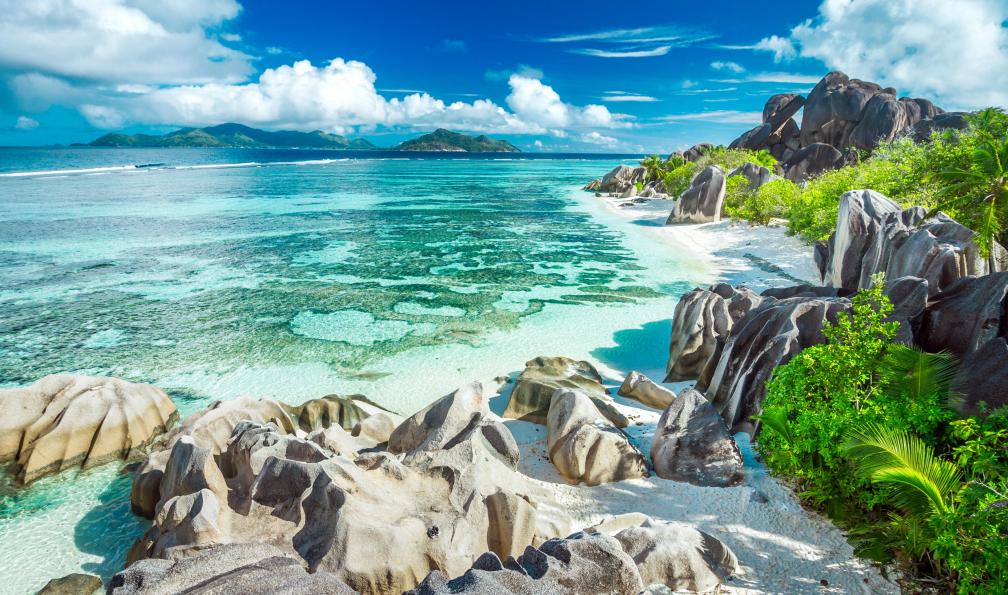Barzycki - Kuba - Shutterstock - Plage avec rochers typique; Seychelles - Voyage et randonnées aux Seychelles Voyage et randonnées aux Seychelles