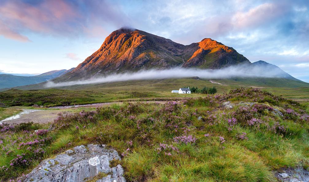Hotson - Helen - Adobe stock - Cottage devant Glencoe, Ecosse, Royaume-Uni - Ecosse mythique : West Highland Way & île de Skye ecosse-trek-corse