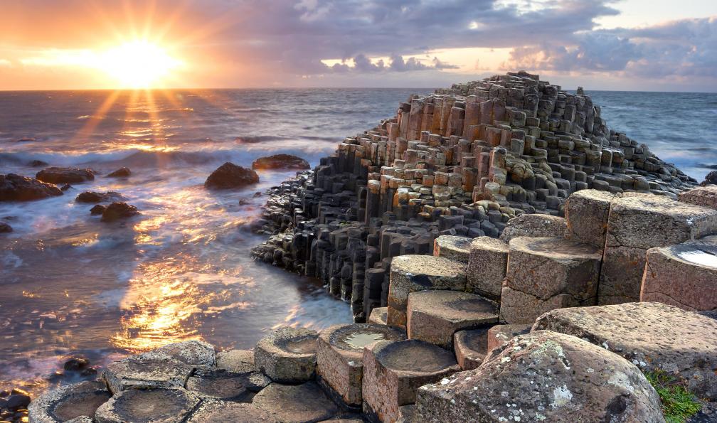 Aitormmfoto - Istock - Coucher de soleil sur la Chaussée des Géants;Irlande - Le grand tour d'Irlande irlande-randonnee-wild-atlantic-way