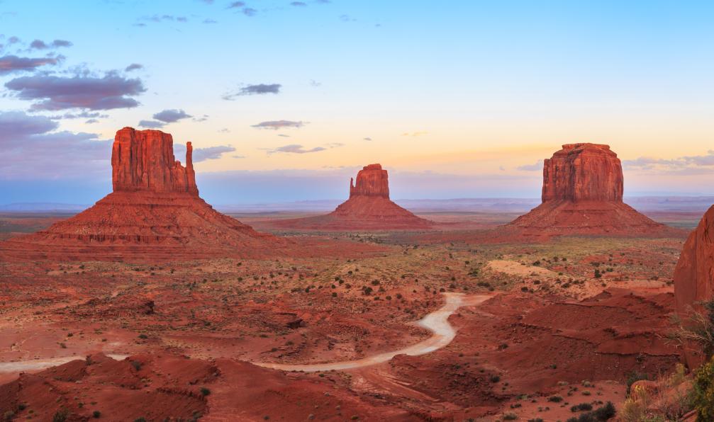 Suvorova - Elena - stock.adobe.com - Coucher de soleil sur Monument Valley Valley, Parc Navajo, Arizona, Utah, USA