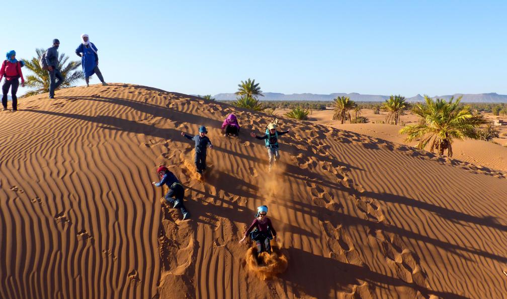 Pellotier - Christelle - Enfants jouant dans les dunes de Bougayir, Maroc - Les petits caravaniers desert-marocain-marche-dans-le-desert