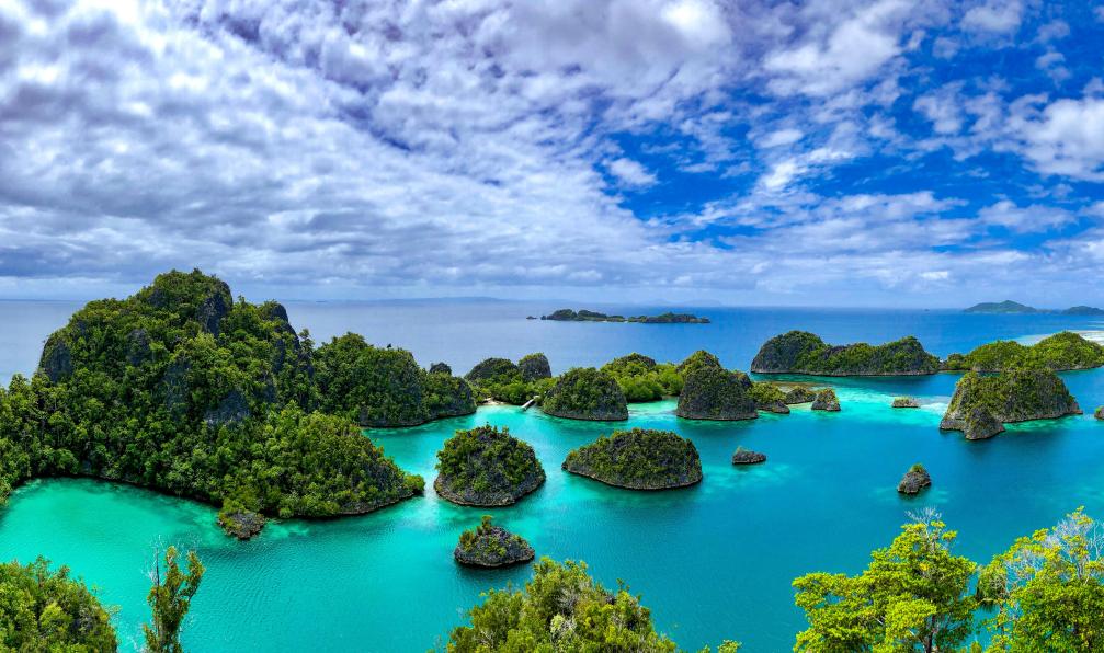 Keisha - Tanya - stock.adobe.com - Un magnifique lagon est entouré d'îles calcaires à Raja Ampat, Indonésie. - Raja Ampat : snorkeling en Papouasie indonésienne indonesie-raja-ampat