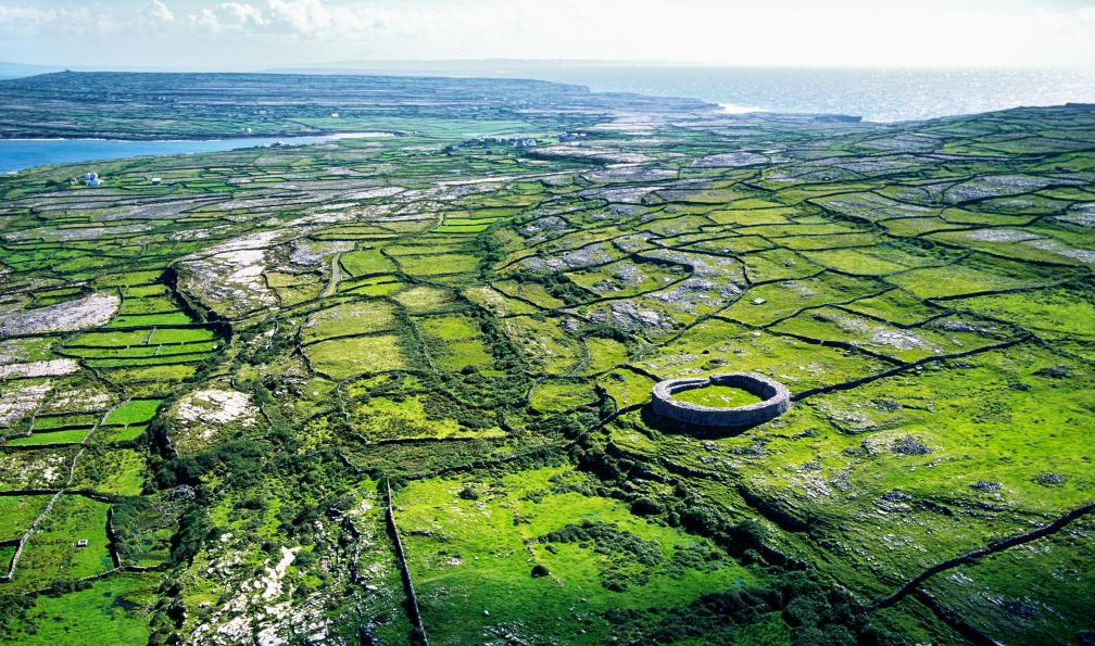 Matthew Lyons - David - Stock Adobe - Fort en pierre de l'âge du bronze de Dun Eoghanachta (cashel) dans le paysage calcaire d'Inishmore, la plus grande des îles d'Aran, baie de Galway, Irlande
- Le meilleur de l'Ouest irlandais irlande-voyage-iles-connemara-et-galway