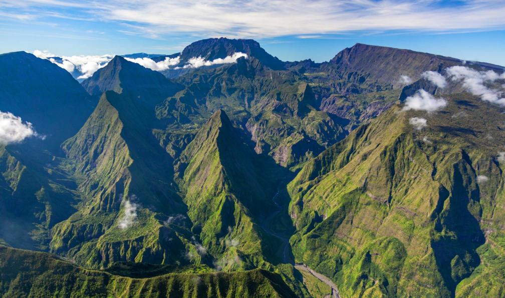Beboy_ltd - istock - Cirque de Mafate vu du ciel, île de la Réunion - La diagonale créole la-reunion-randonnee-mafate