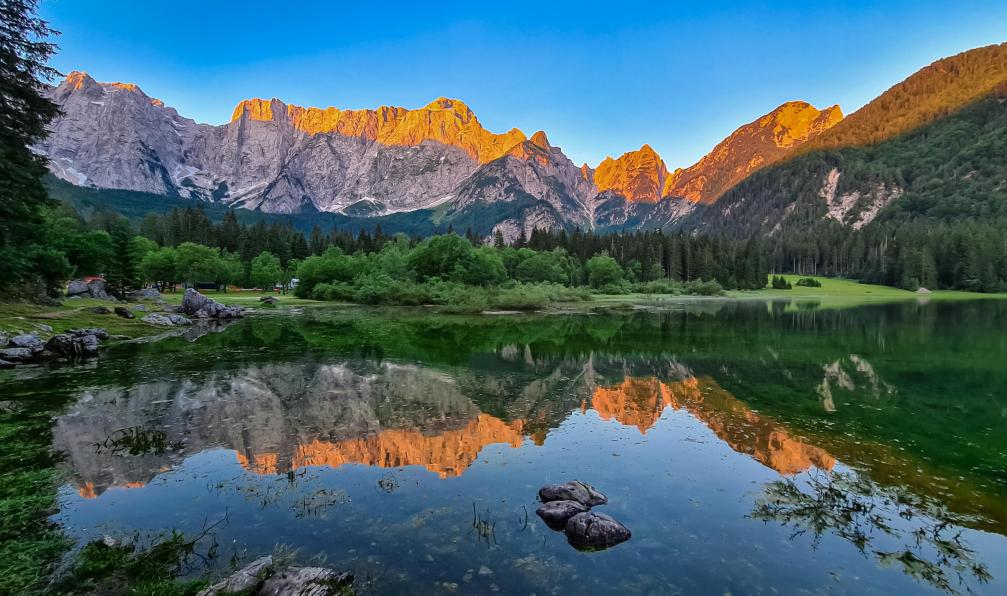 Chris - stock.adobe.com - Vue matinale au lever du soleil sur le lac Supérieur Fusine (Laghi di Fusine) avec le majestueux mont Mangart en arrière-plan à Tarvisio, Frioul-Vénétie Julienne, Italie - Lacs et montagnes de Slovénie slovenie-randonnee-triglav