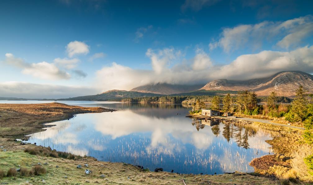 pnwall71 - Istock - Lever de soleil dans le Connemara;Irlande - Le Connemara et ses îles sans conduite irlande-rando-connemara-iles-inishmore-et-inishbofin