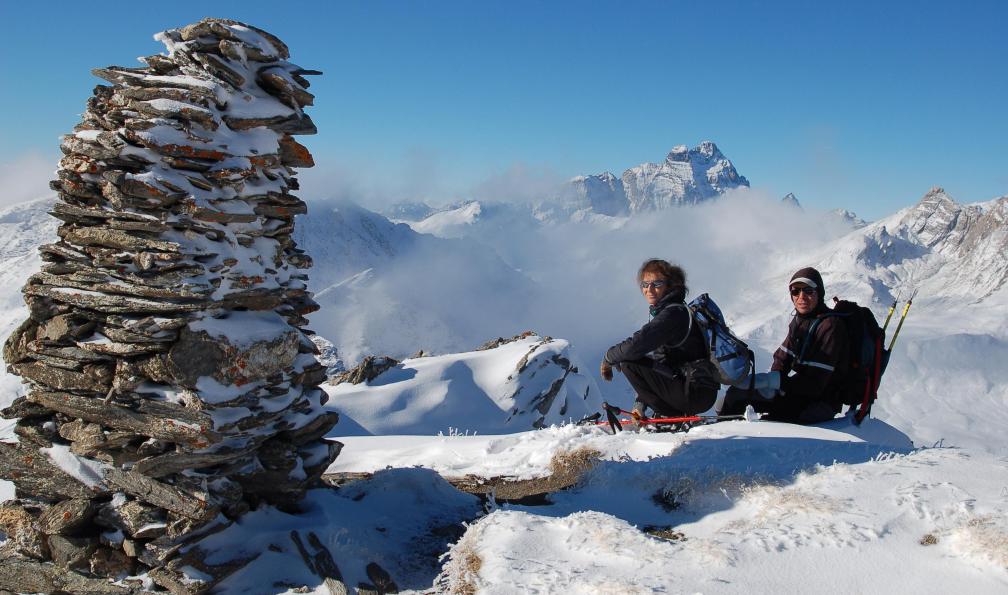 Albert - Magali - Raquettistes et cairn sur un sommet, Molines, Queyras, Alpes, France.
Visages. Originale : 28247 - Le tour du Queyras en raquettes tour-du-queyras-en-raquette