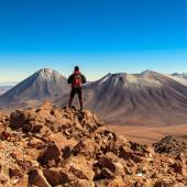 © Fertatay - Adobe stock - Randonneur au Toco regardant le volcan Licancabur, Chili trekking atacama