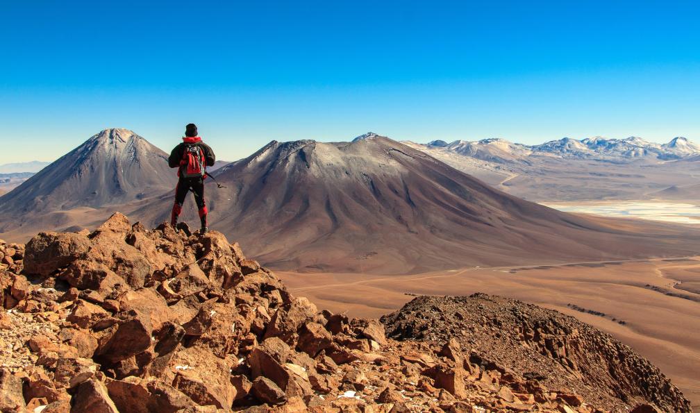 Fertatay - Adobe stock - Randonneur au Toco regardant le volcan Licancabur, Chili - Joyaux de l'altiplano : d'Atacama à Uyuni atacama-trekking-atacama