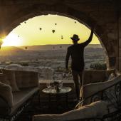 © FG Trade - istock - Homme observant les montgolfières au coucher du soleil, Turquie randonnée cappadoce