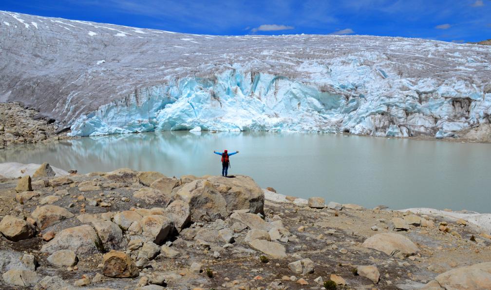EXPEANDES - Randonneur heureux devant le glacier de Quelccaya, Pérou - Du Salkantay à l'Ausangate et glacier Quelccaya perou-trek-vilcabamba-et-glacier-quelccaya