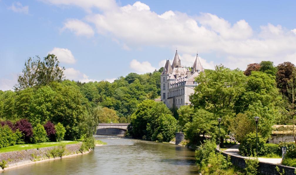 FrankyDeMeyer - Istock - Château de Durbuy, la plus petite ville en Europe,Luxembourg - Randonnées au Luxembourg Randonnées au Luxembourg
