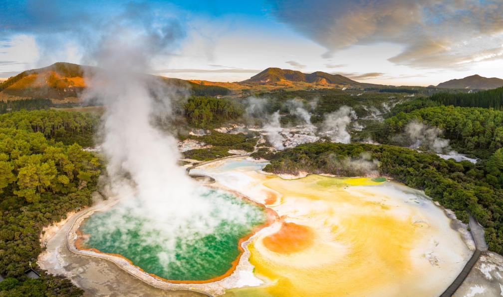 donvictori0 - Adobe stock - Paysage géothermique avec de la boue bouillante et des sources de soufre dues à l'activité volcanique à Wai-O-Tapu, Nouvelle-Zélande - Randonnée en Terre Maorie nouvelle-zelande-randonnee-nouvelle-zelande