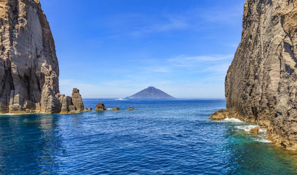 Flavio - Vallenari - Istock - Panarea-îles Eoliennes, vue sur le volcan et Île Stromboli, la Sicile;Italie - Volcaniques Eoliennes et Etna iles-eoliennes-randonnee-volcans