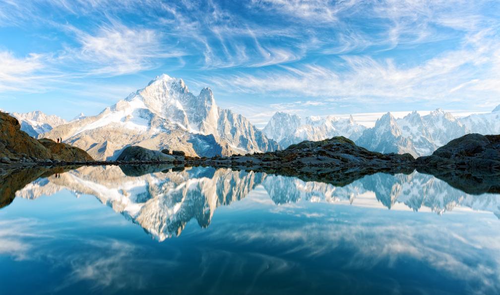 Smitt - iStock-1180985489 - Journée ensoleillée sur le lac du Lac Blanc, massif du Mont-Blanc, Alpes françaises - Le tour du Mont-Blanc en 7 jours alpes-francaises-tour-du-mont-blanc