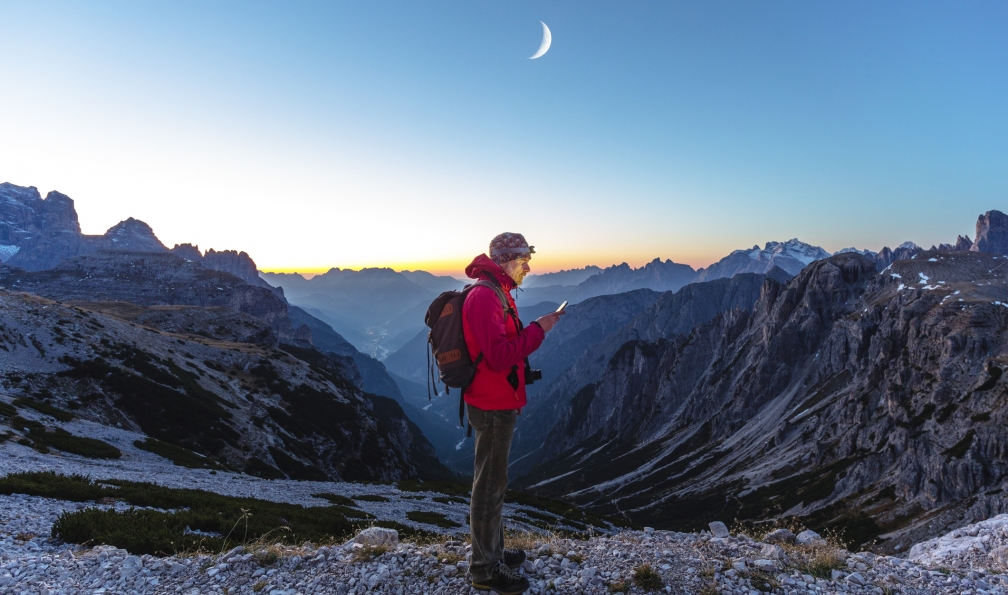 deimagine - istock - Randonneur en montagne regardant son téléphone portable, France