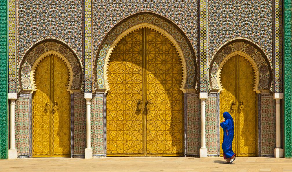 ugurhan - Istock - local passant devant une porte orné à Fès, Maroc - Trésors cachés des villes impériales maroc-le-tour-du-maroc