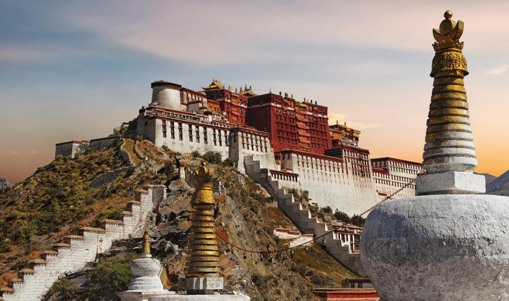 Hung_Chung_Chih - Istock - Palais du Potala au Tibet au coucher du soleil. - Pékin-Lhassa, le train céleste tibet-voyage-a-lhassa