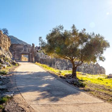 gatsi - Adobestock - Le site archéologique de Mycènes, près du village de Mykines, avec ses tombes antiques, ses murs gigantesques et la célèbre porte des Lions, Péloponnèse, Grèce.