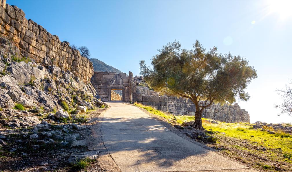 gatsi - Adobestock - Le site archéologique de Mycènes, près du village de Mykines, avec ses tombes antiques, ses murs gigantesques et la célèbre porte des Lions, Péloponnèse, Grèce. - L'essentiel du Péloponnèse  grece-continentale-circuit-peloponnese