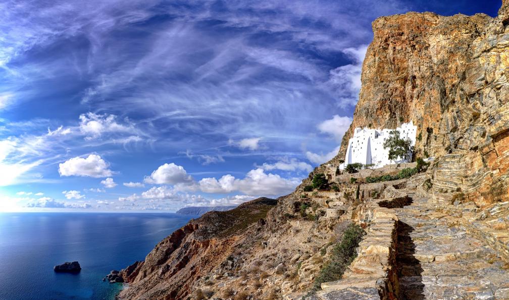 Lemonan - Istock - Île d'Amorgos dans l'archipel des Cyclades, monastère sur une falaise;Grèce - Naxos et Amorgos, les Cyclades en bleu et blanc cyclades-circuit-naxos-et-amorgos