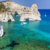 © Lefteris_ - Istock - Kleftiko, des Cyclades, l'île de Milos; Grèce randonnée dans les cyclades