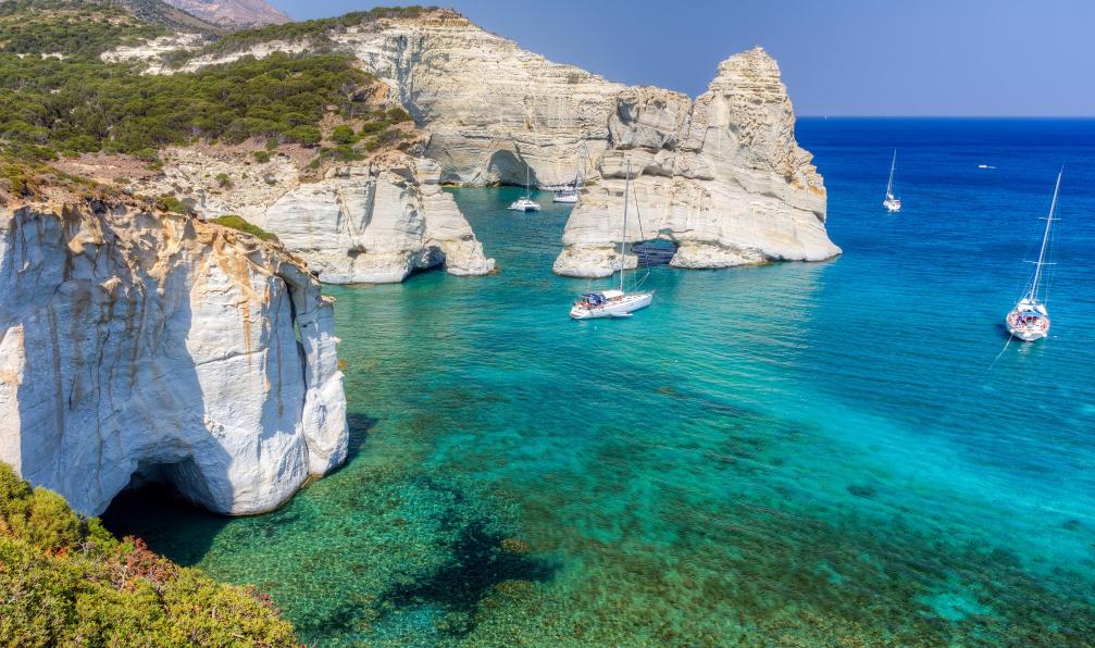 Lefteris_ - Istock - Kleftiko, des Cyclades, l'île de Milos; Grèce - Cyclades occidentales : Sifnos et Milos cyclades-randonnee-dans-les-cyclades